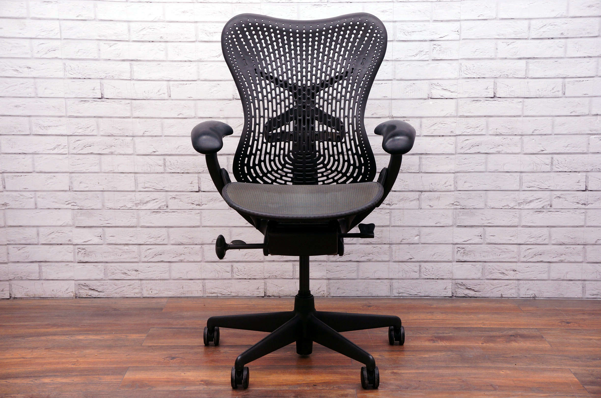 Herman Miller Mirra Chair With Fixed Arms & Lumbar Support In Graphite ...