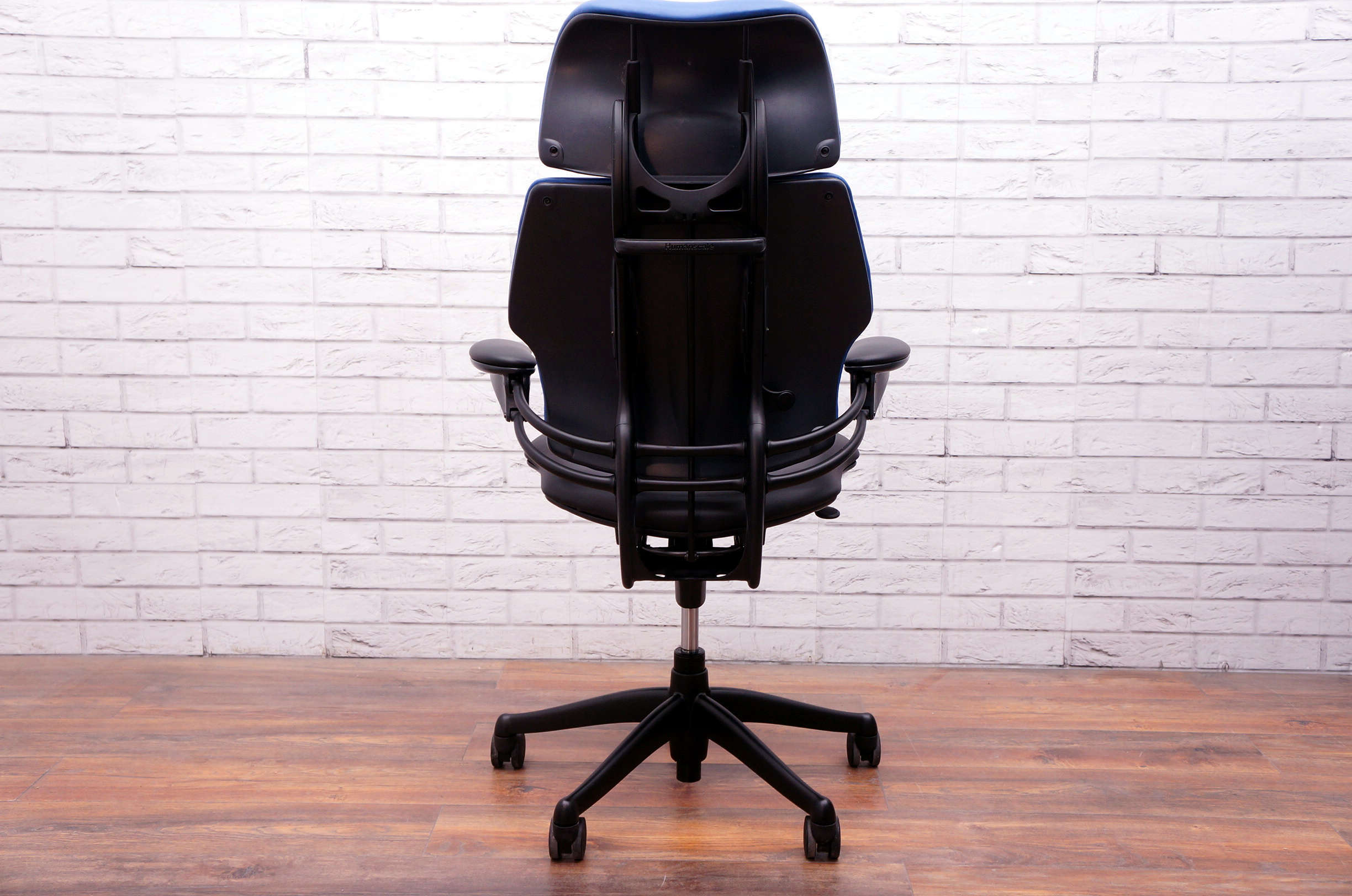 Humanscale Freedom Task Chair With Headrest In Camira Sail - Office Resale